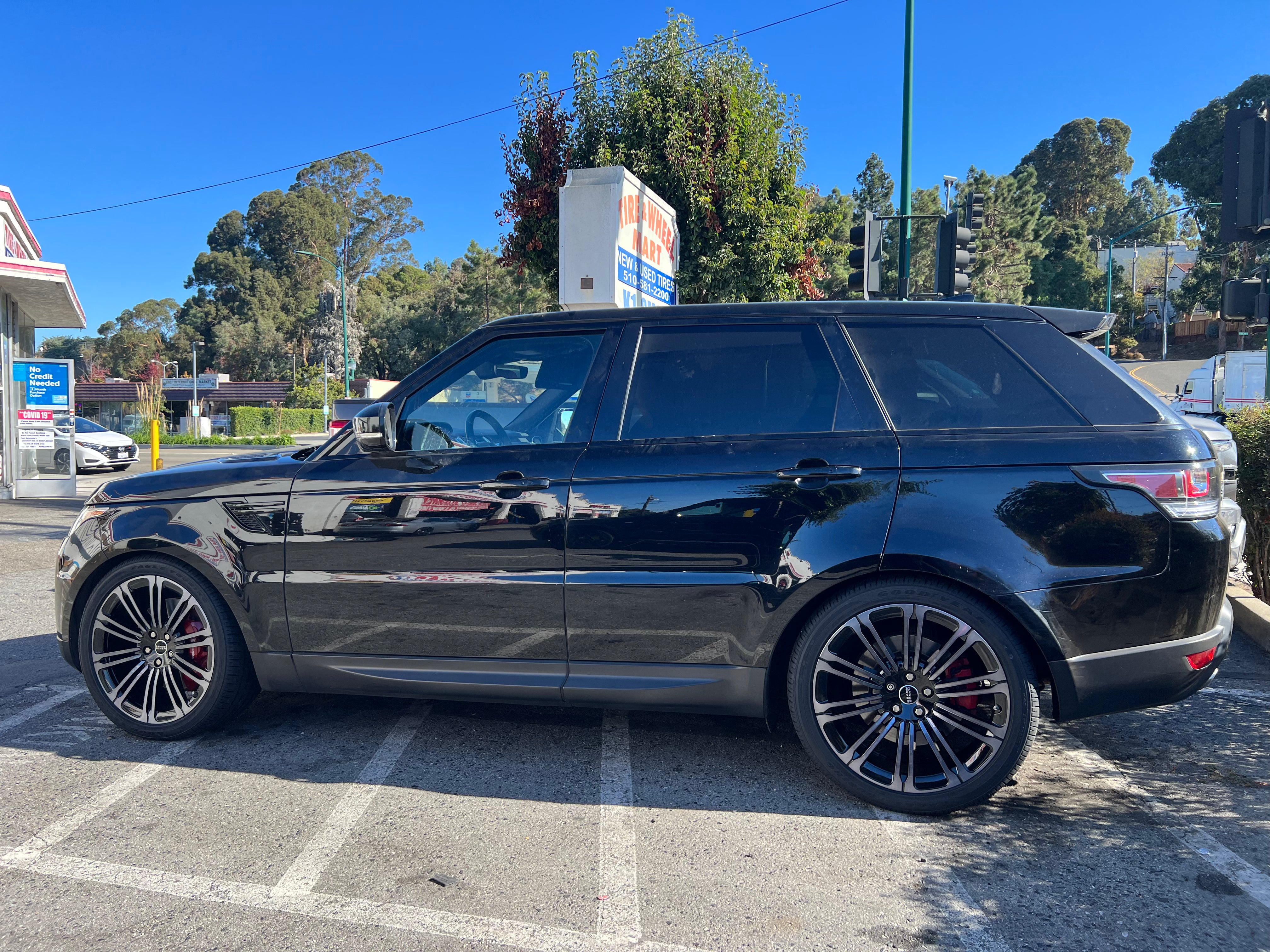 22-inch black clear automotive wheels by OE Style Wheels for Range Rover Defender, Discovery, LR3, LR4, HSE, Sport, SVR, and Autobiography models
