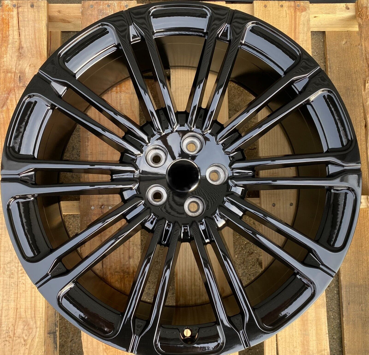 22-inch Gloss Black OE Style Wheels for Range Rover HSE Sport SVR Dynamic 2023 and newer, showing sleek automotive rims.