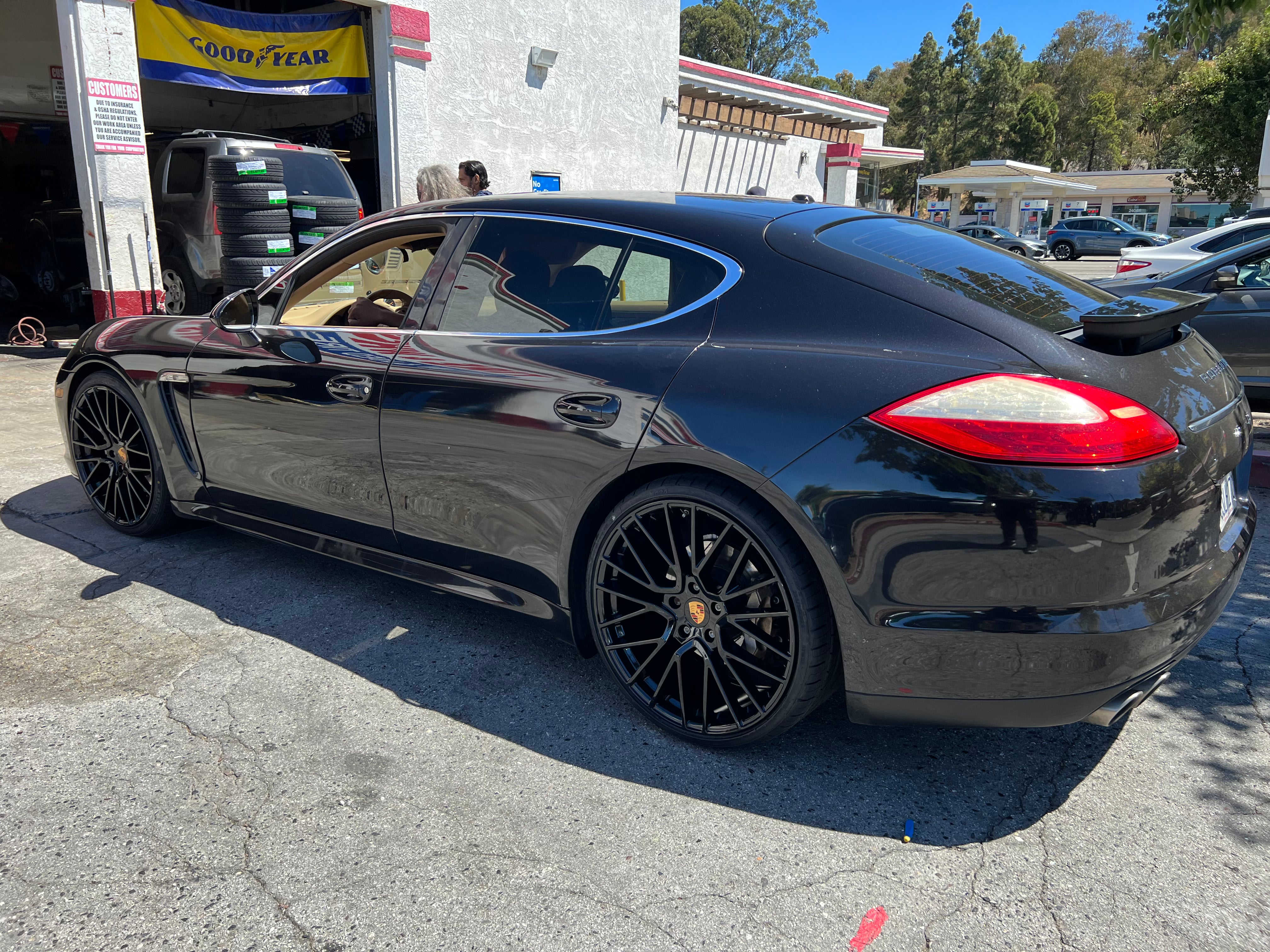 OE Style Wheels 22-inch gloss black staggered GTS coupe style wheels for Porsche Cayenne and Panamera, showcasing sleek automotive rims.