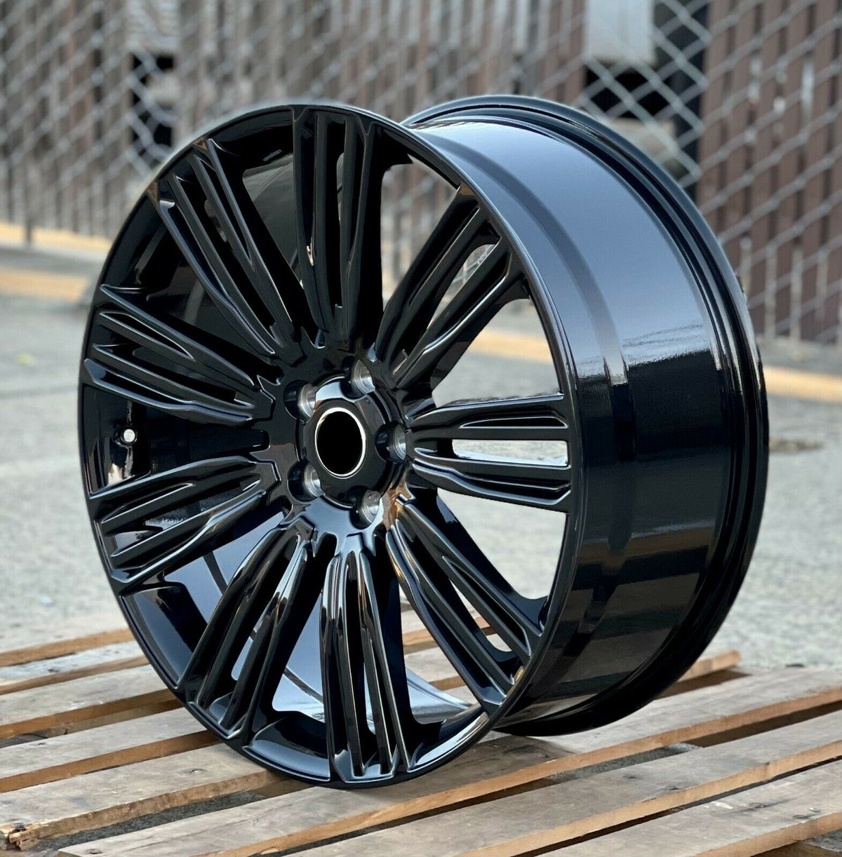 22-inch gloss black OE Style Wheels for Range Rover Evoque S SE and Velar S SE, featuring a dynamic design.