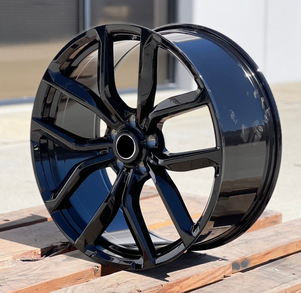 22-inch SVR Style gloss black OE Style Wheels for Range Rover Evoque S, SE, and Velar S, SE with premium automotive rims.
